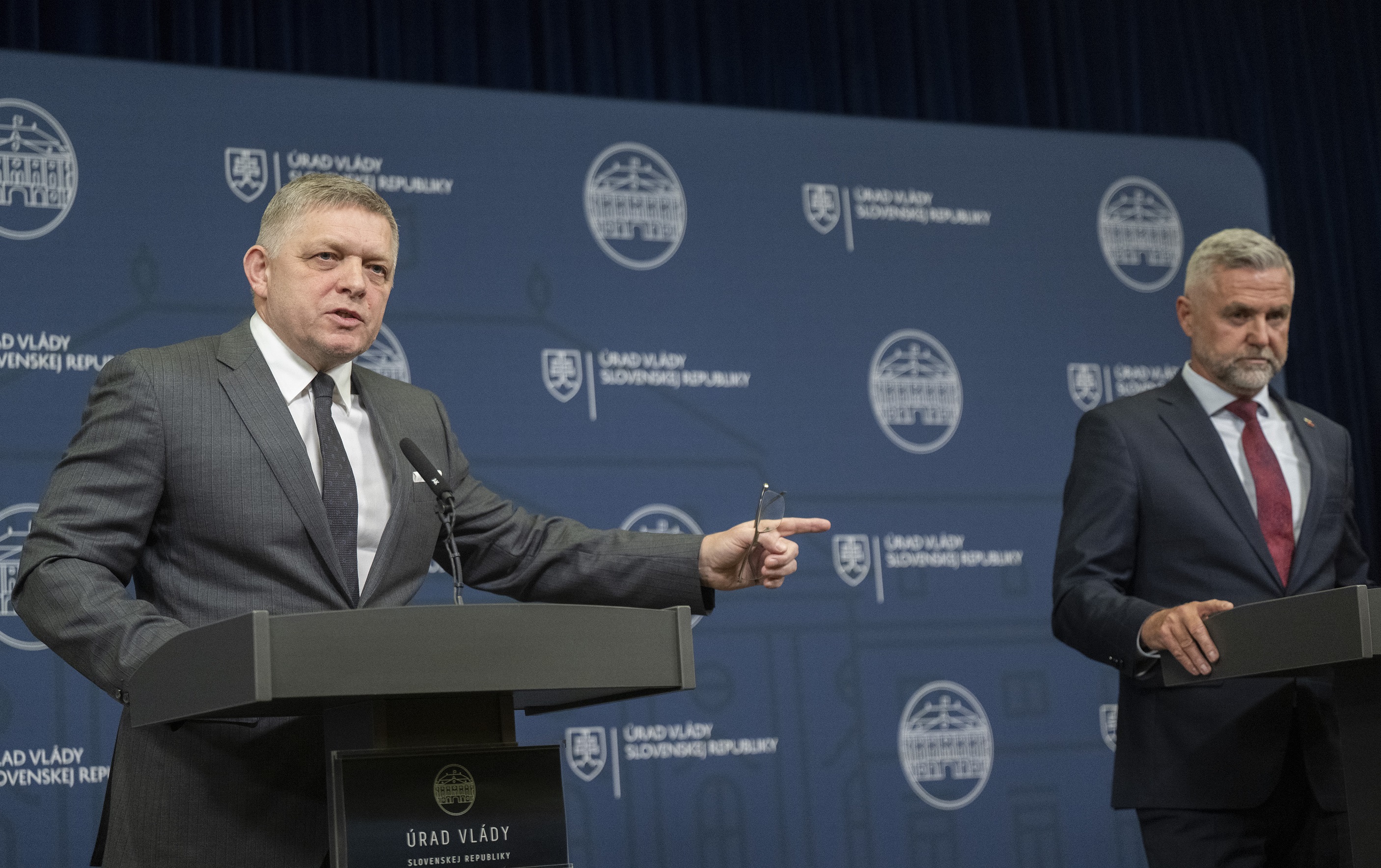 Sprava podpredseda NR SR Tibor Gašpar a premiér Robert Fico (obaja Smer) počas tlačovej konferencie po skončení rokovania vlády 22. januára 2025