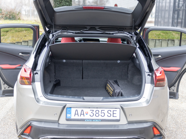 Ani v kufri nečakajte zázraky. Je tu podpriemerných  317 litrov. Namiesto plató používa UX len kryciu sieťku. Pod podlahou niet miesto ani na lepiacu súpravu. Tá sa ukrýva bočnej podlahovej schránke.