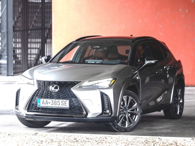 Dizajn tohto crossoveru má už šesť rokov, no stále vyzerá atraktívne. Zvlášť verzia F-Sport Design so zvýraznenými lemami blatníkov a lesklou čiernou maskou či zrkadlami.