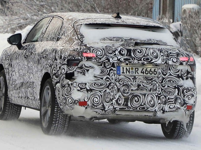 Pod atraktívnym kabátom bude naďalej známa, ale výrazne modernizovaná platforma MQB. Podobne ako pri Cupre Terramar, Škode Kodiaq alebo novom Tiguane.