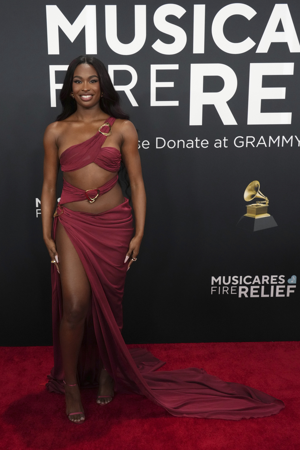 Coco Jones v kreácii Defaïence.
