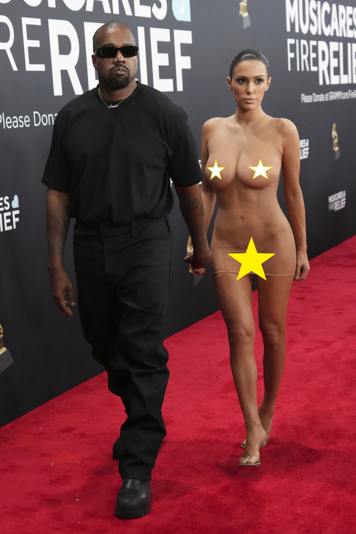 FEBRUÁR: Šokujúci príchod nepozvaného Kanye Westa a jeho manželky na ceny Grammy ovládol vyhľadávania po celom svete. A tiež zábery takmer nahej nositeľky. Ako sa volá?