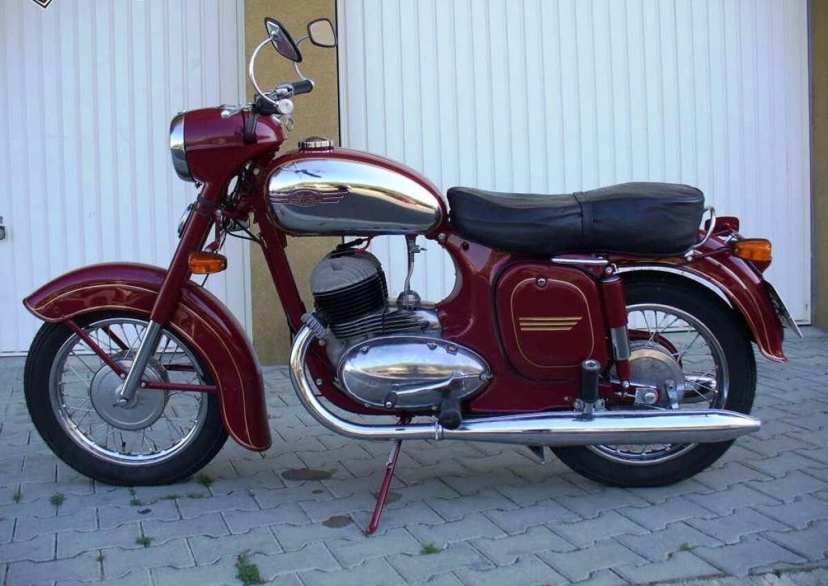 Aký motocykel je na obrázku?
