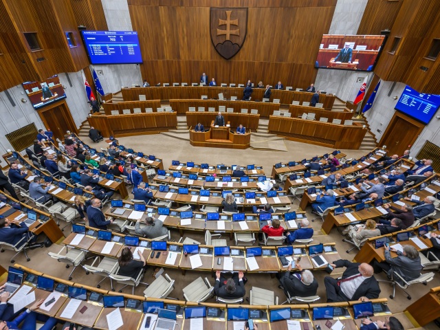 Poslanci a poslankyne Národnej rady SR v rokovacej sále počas mimoriadnej schôdze parlamentu 4. februára 2025.