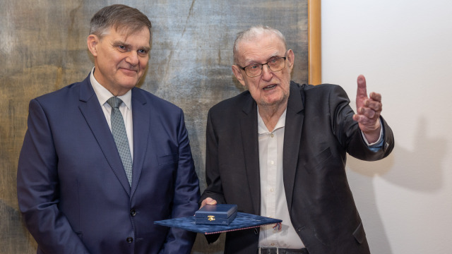 Český veľvyslanec v SR Rudolf Jindrák odovzdal Ľubomírovi Feldekovi medailu Za zásluhy o diplomaciu.