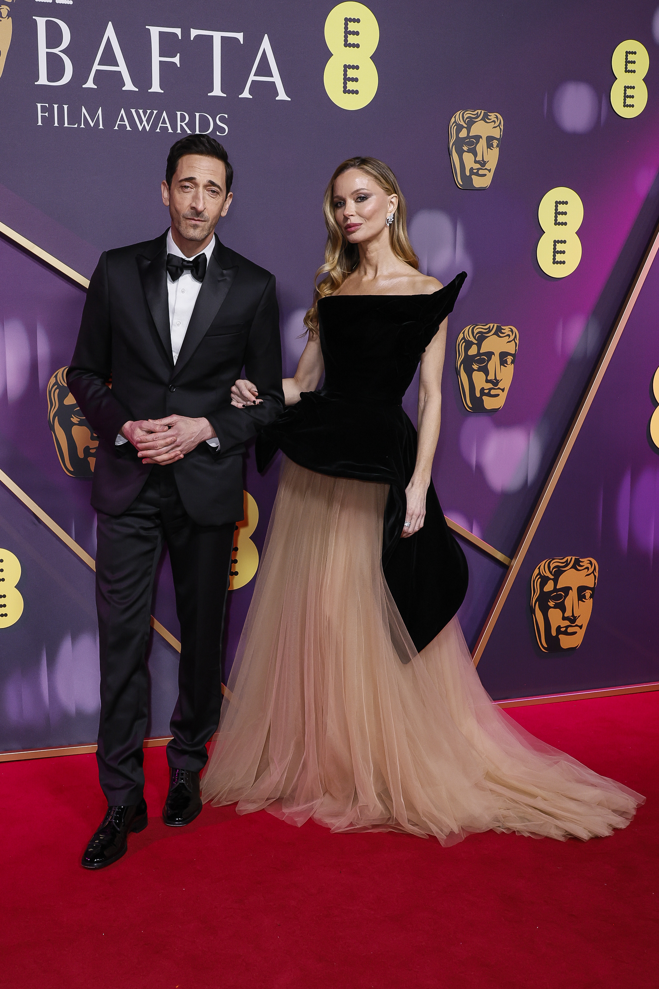 Georgina Chapman sa objavila tiež na cenách BAFTA, sprevádzala partnera Adriena Brodyho, ktorý je nominovaný za Brutalistu.