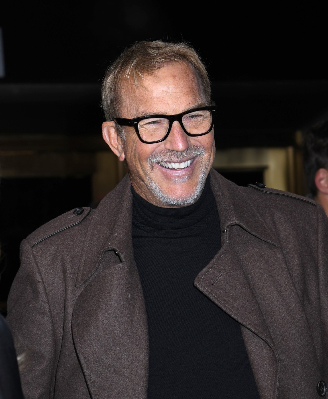 Herec a režisér Kevin Costner na koncerte k 50. výročiu Saturday Night Live.