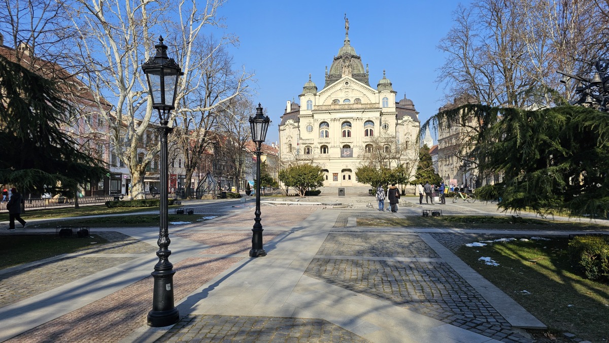 Stlpy verejneho osvetlenia pred divadlom v Kosiciach