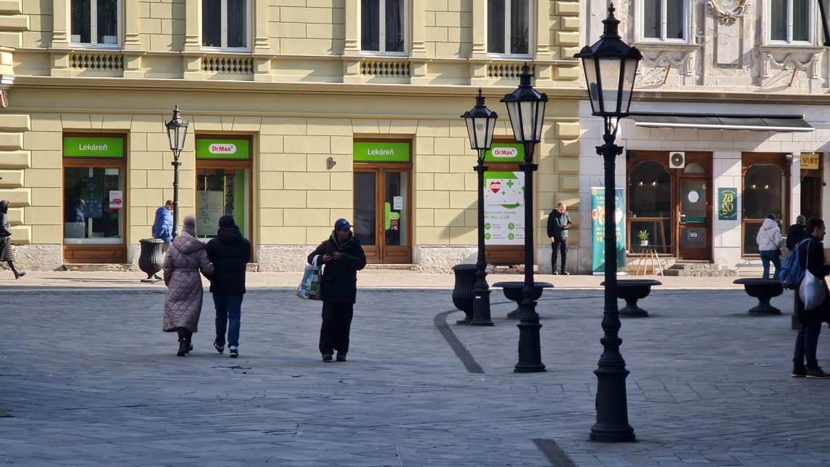 Verejne osvetlenie v centre Kosic