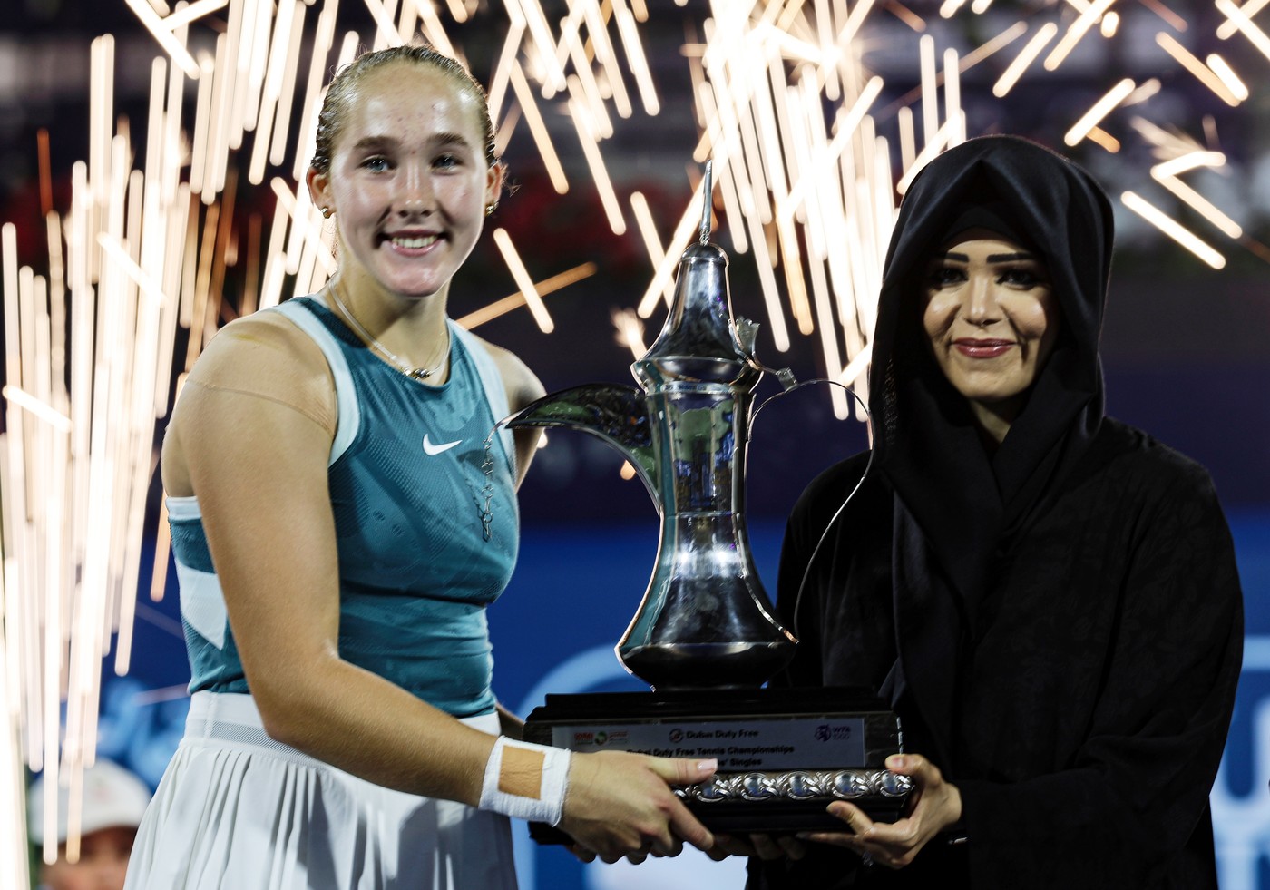Mirra Andrejevová s trofejou za víťazstvo na turnaji v Dubaji.