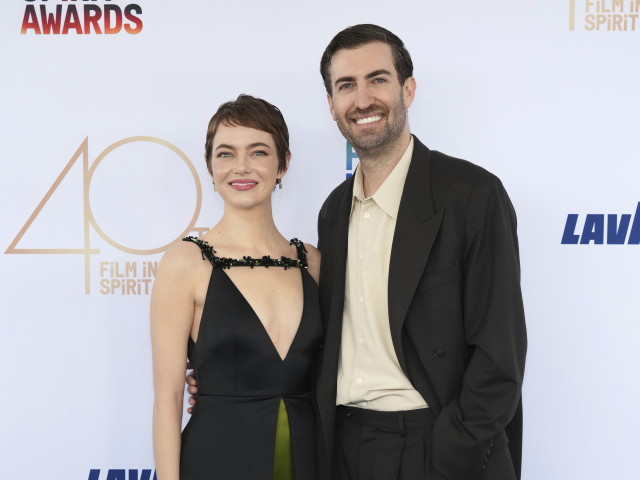 Herečka Emma Stone v šatách Emilia Wickstead a jej manžel Dave McCary.