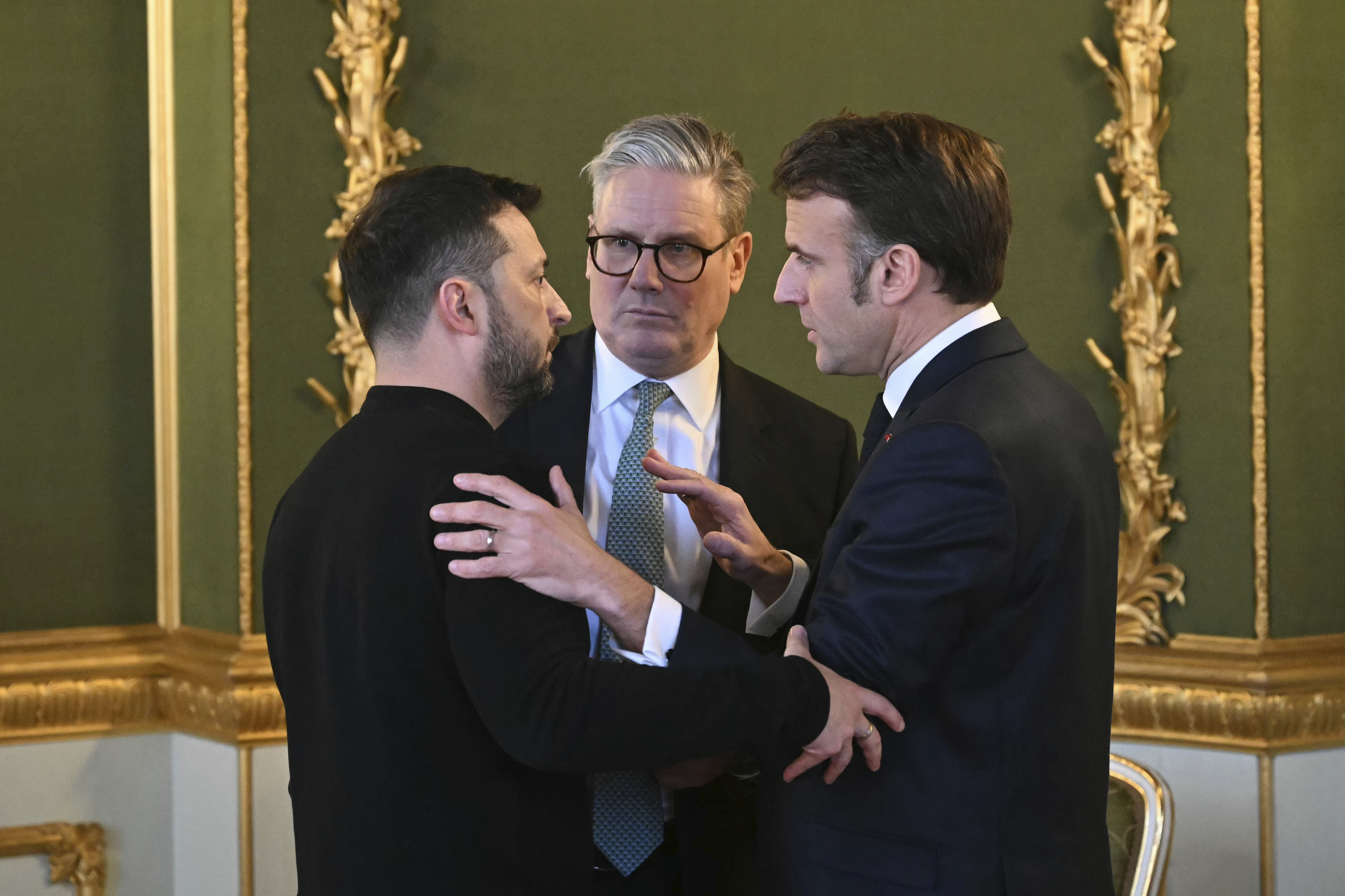Britský premiér Keir Starmer, ukrajinský prezident Volodymyr Zelenskyj a francúzsky prezident Emmanuel Macron.