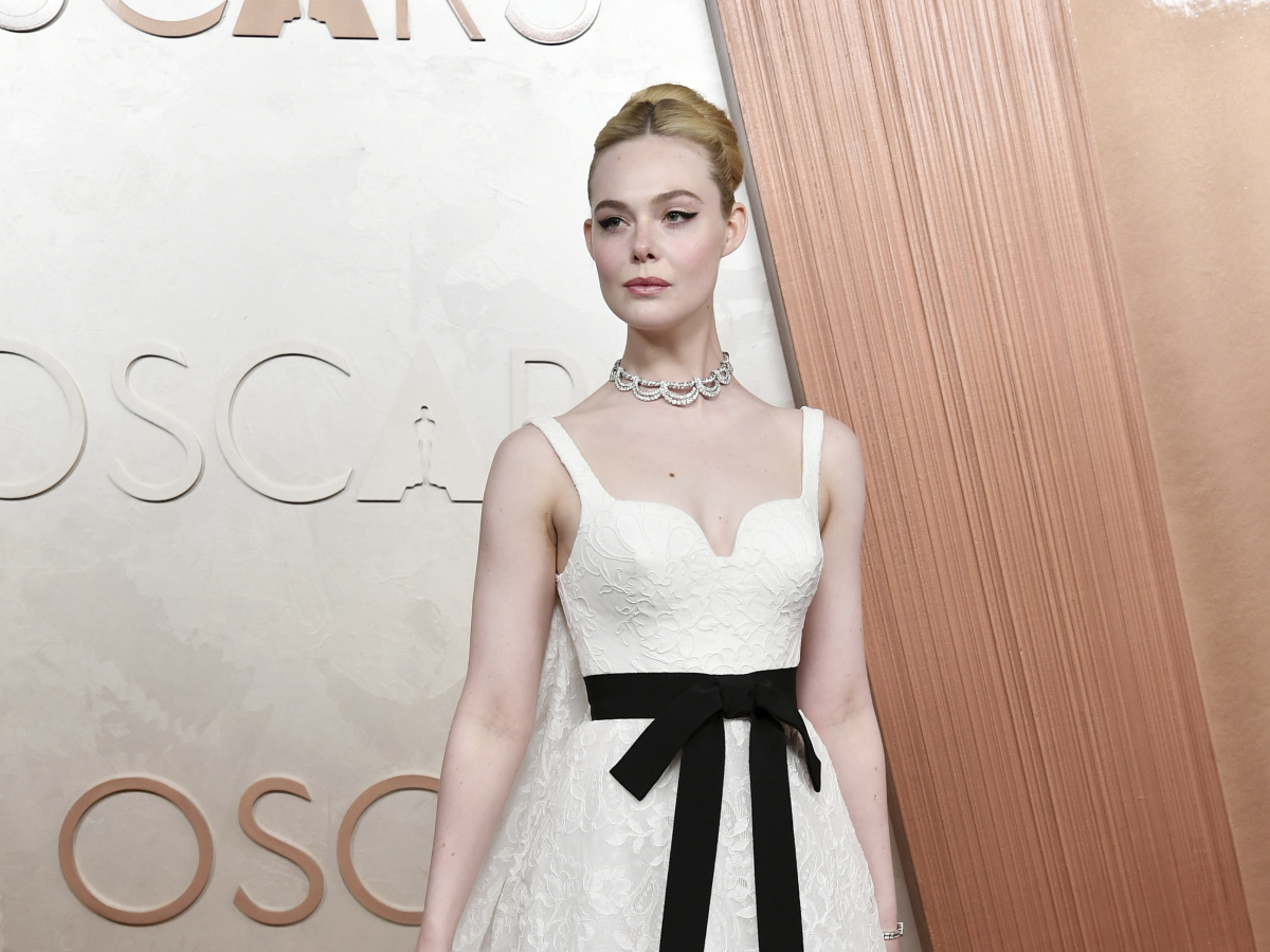 Herečka Elle Fanning v róbe Givenchy. 