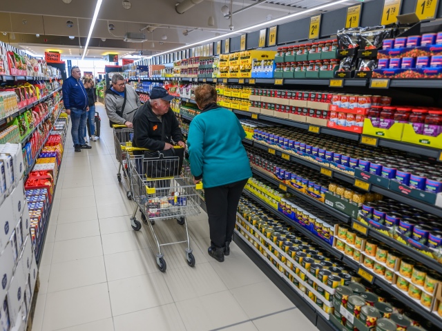 Na snímke zákazníci nakupujú počas otvorenia prvého obchodu reťazca Biedronka na Slovensku v obci Miloslavov v okrese Senec v stredu 5. marca 2025. 