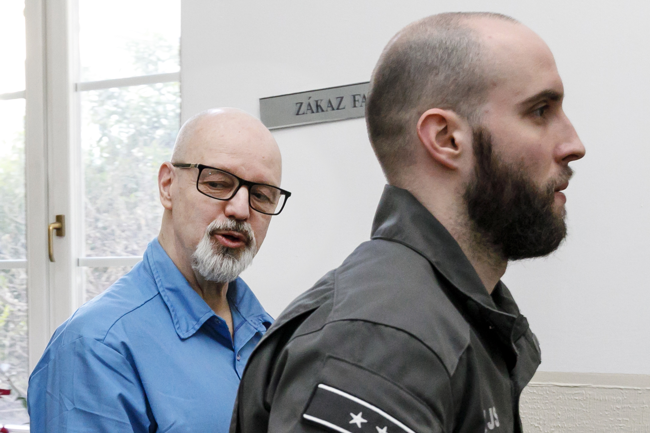 Pavol Rusko prichádza v sprievode príslušníkov Zboru väzenskej a justičnej stráže na pojednávanie Mestského súdu Bratislava I v kauze Maják nádeje 5. marca 2025.