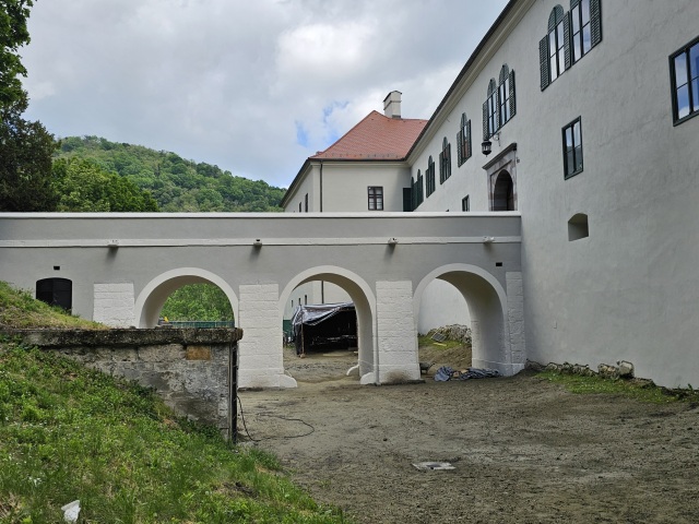 Zrekonstruovany barokovy most kastiela v Modrom Kameni