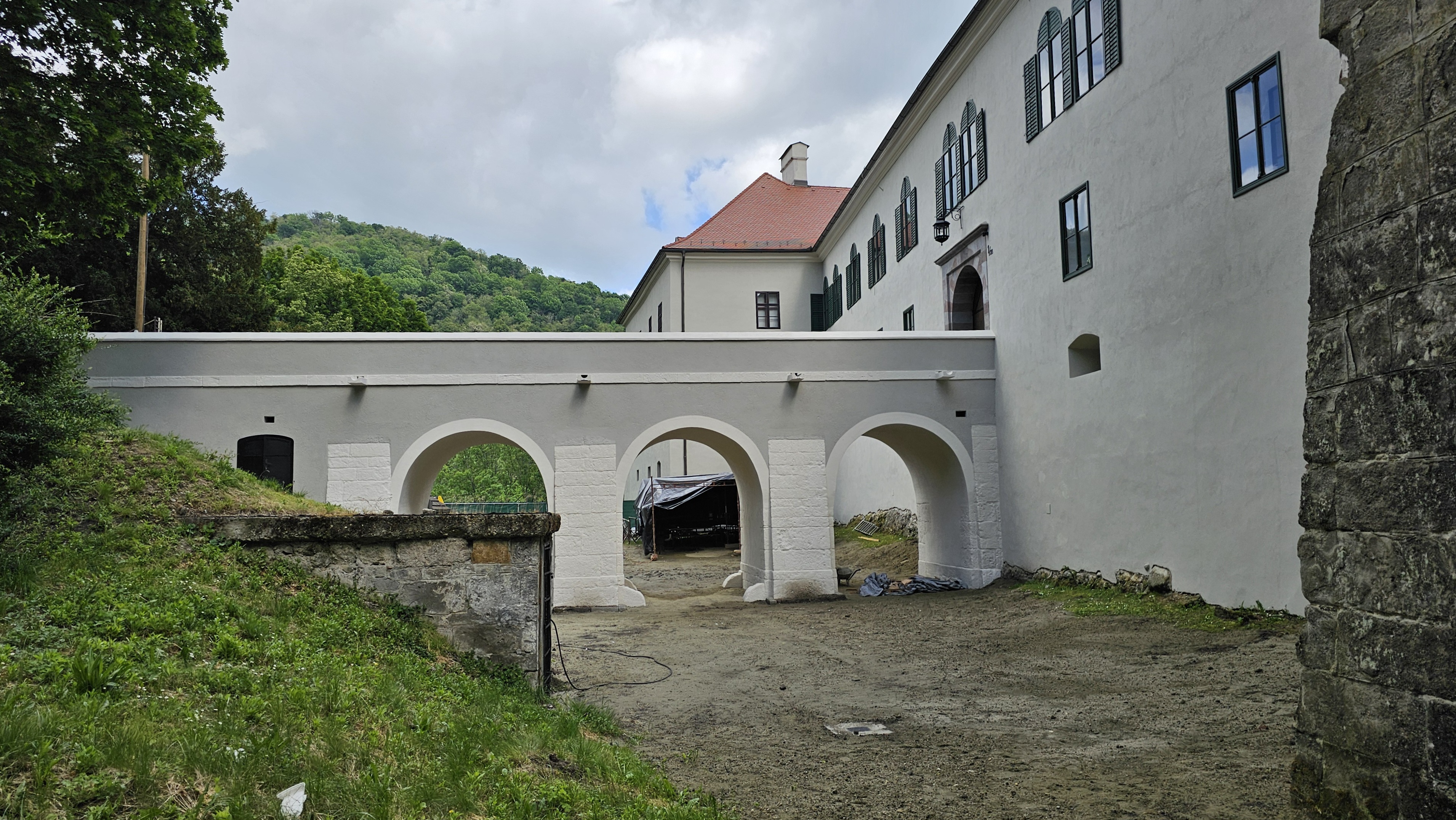 Zrekonštruovaný barokový most kaštieľa v Modrom Kameni