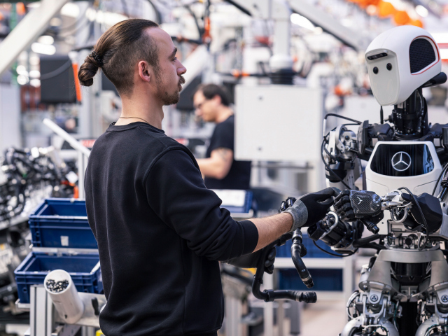 Spoločnosť Mercedes-Benz testuje vo výrobných zariadeniach humanoidného robota Apollo od spoločnosti Apptronik. Apptronik tvrdí, že jednou z hlavných výhod humanoidov je, že existujúce továrne sú už prispôsobené ľudskej podobe, takže nevyžadujú žiadnu dodatočnú zmenu.
