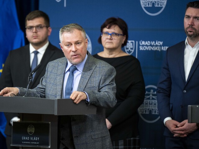 SR Vláda Schôdza Mimoriadna Takáč slintačka drony BAX
