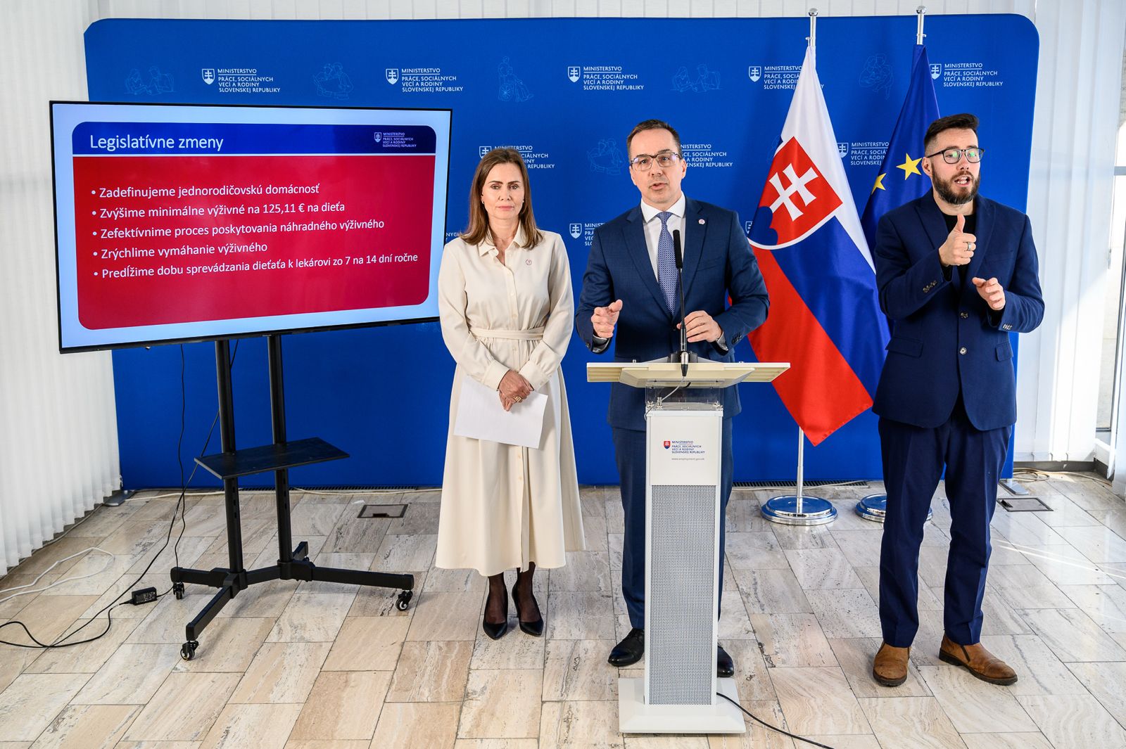 Minister práce, sociálnych vecí a rodiny Erik Tomáš s Evou Markovou z neziskovej organizácie JEDEN RODIČ.