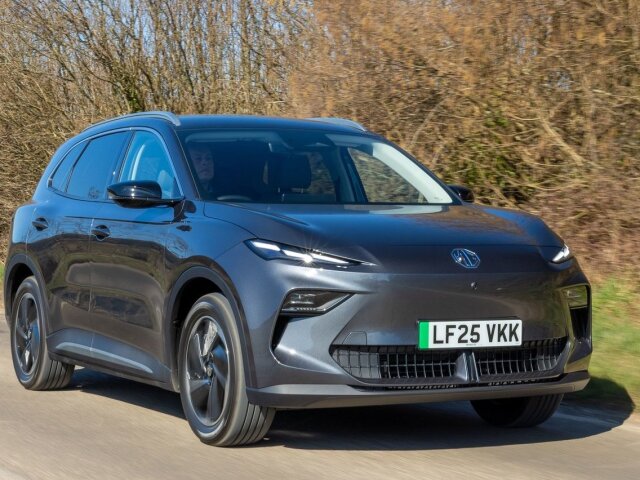 Nové MG S5 je čiastočne inšpirované dizajnom elektrického roadstera Cyberster. Vidieť to na otvoroch v nárazníkoch aj štíhlych denných svetlách s grafikou šachovnice.