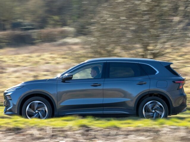MF S5 poháňa zadný elektromotor s výkonom 170 kW a krútiacim momentom 350 Nm. Dynamika je veľmi slušná.