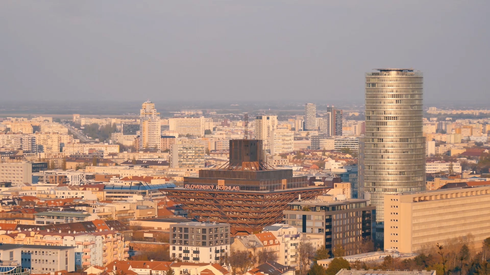 Budova Slovenského rozhlasu na Mýtnej ulici v Bratislave.