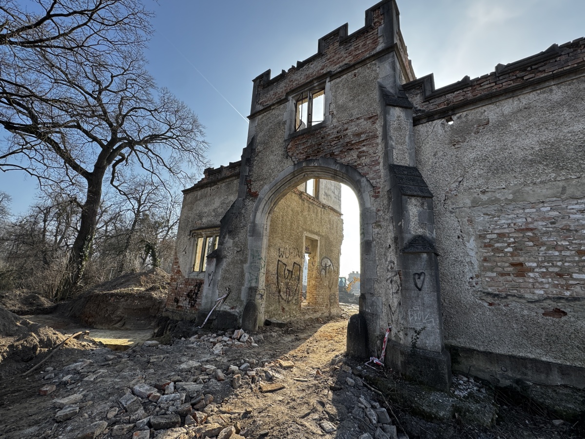 čeľadník, brána, Rusovce