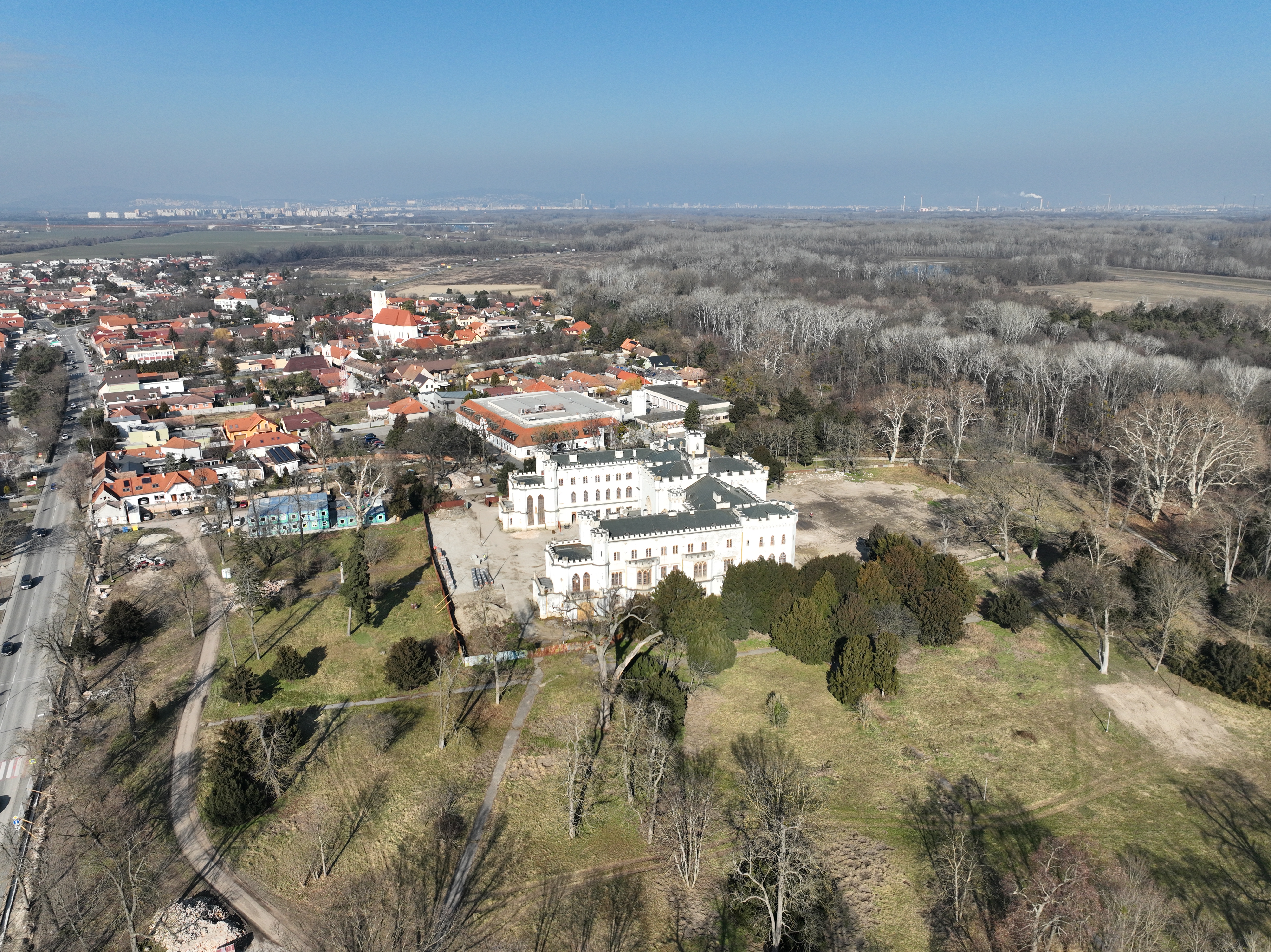 Letecká snímka kaštieľa v Rusovciach