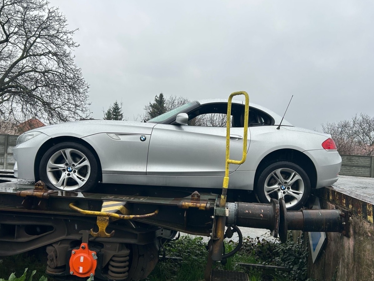 luxusné BMW zaparkované na vozni