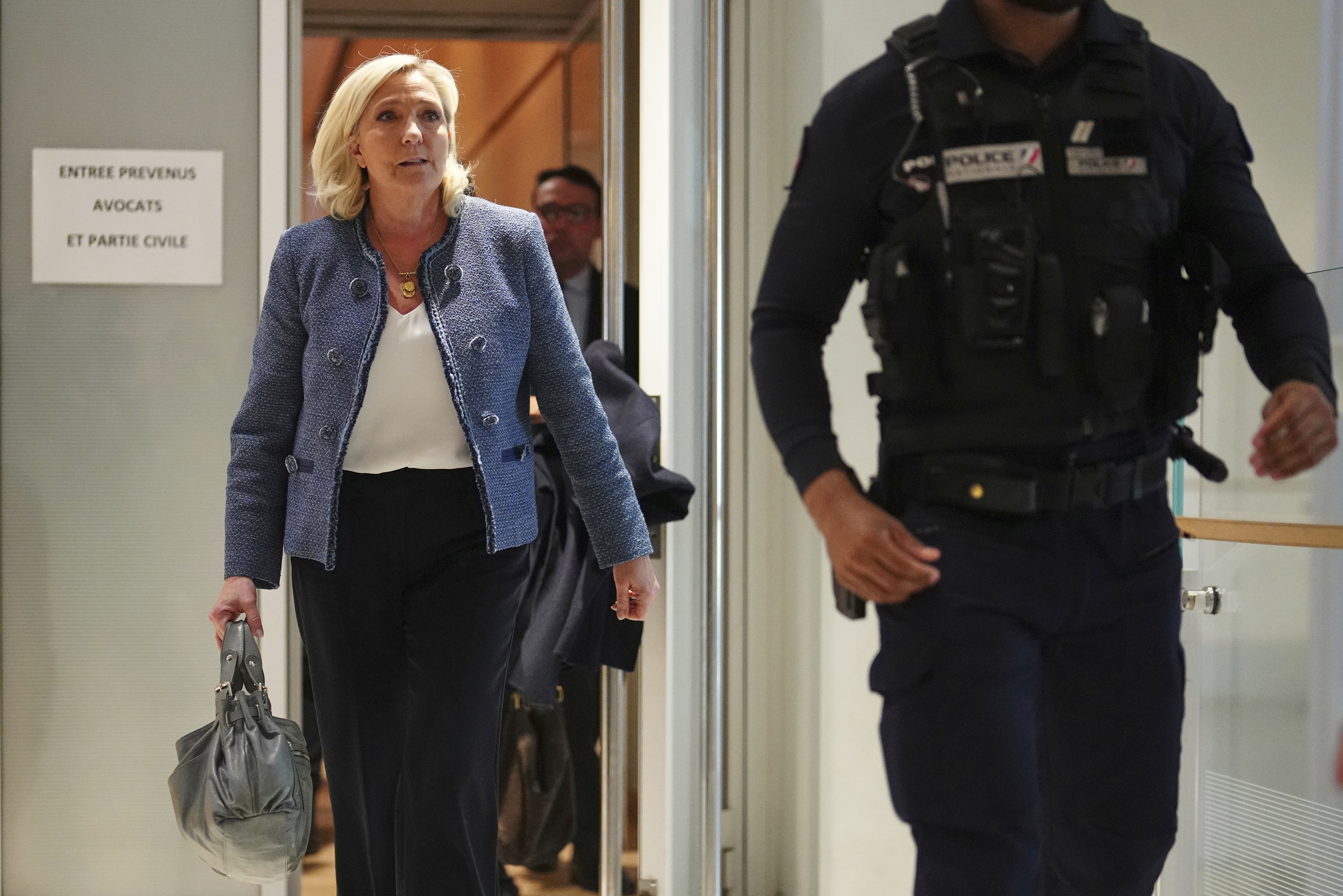 Na snímke predsedníčka Národného združenia (RN) Marine Le Penová odchádza zo súdu, ktorý jej s okamžitou platnosťou zakázal uchádzať sa o verejné funkcie v Paríži 31. marca 2025. Rozhodol tak v prípade sprenevery finančných prostriedkov Európskej únie (EÚ).