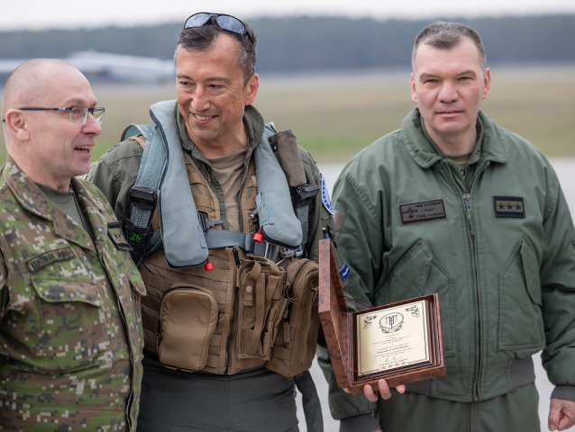 Zástupca náčelníka Generálneho štábu Ozbrojených síl SR (OS SR) Slavomír Verčimák (vľavo), americký pilot F-16 Eduardo Castaneda (v strede) a zástupca náčelníka štábu Veliteľstva vzdušných síl Ozbrojených síl SR (OS SR) Adolf Daubner (vpravo).