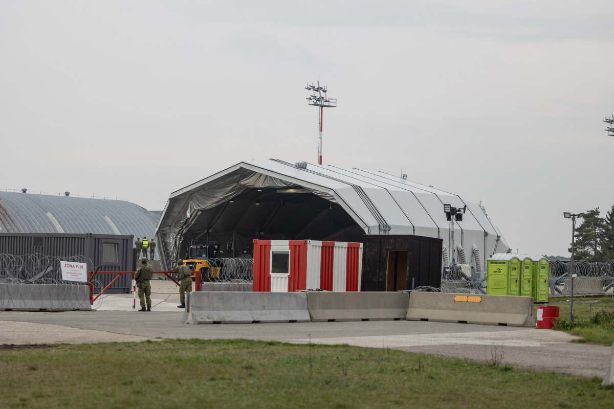 prílet F16 Kuchyňa, hangar
