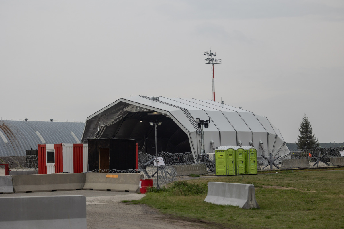 prílet F16 Kuchyňa, hangar