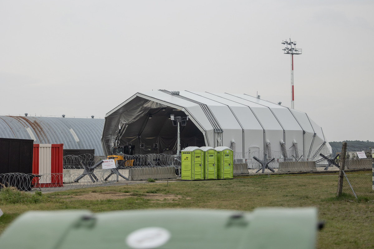 prílet F16 Kuchyňa, hangar