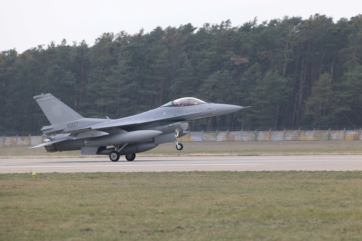 Prílet Kuchyňa F18 autor: Robert Hüttner