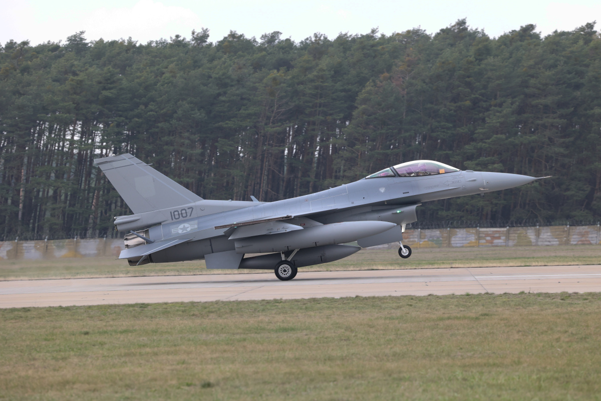 Prílet Kuchyňa F18 autor: Robert Hüttner