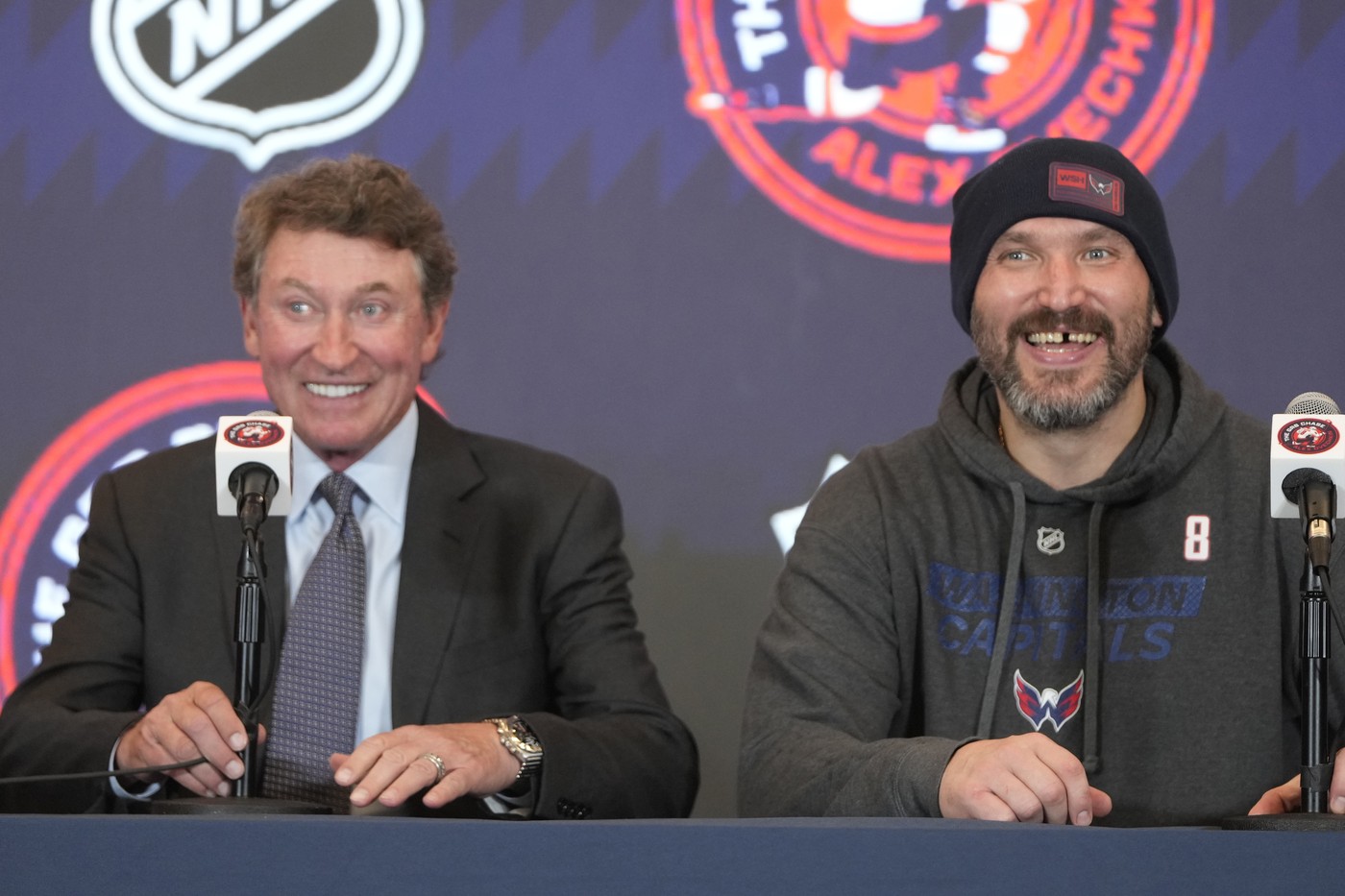 Wayne Gretzky s Alexandrom Ovečkinom na tlačovej konferencii po tom, ako ruský útočník vyrovnal gólový rekord legendárneho Kanaďana.