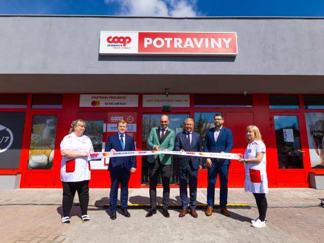 Slávnostnú pásku strihali zľava: Peter Chrenko - riaditeľ pre firemnú klientelu, UniCredit Bank Slovensko, Marcel Filaga - primátor mesta Šurany, Štefan Mácsadi - predseda predstavenstva COOP Jednota Nové Zámky a Michal Švrček - riaditeľ sekcie IT a služieb, COOP Jednota Slovensko.