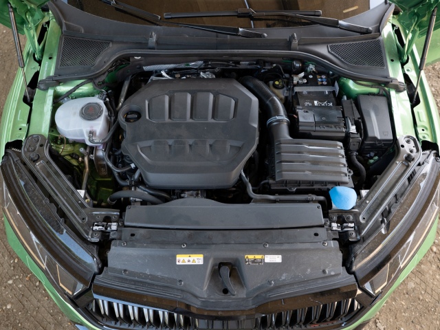 Motor 2,0 TSI prešiel evolučnými zmenami. Má nové piesty, nové zapaľovanie či optimalizované preplňovanie. Výkon narástol o 15 kW na konečných 195. Za volantom to jednoznačne cítiť.