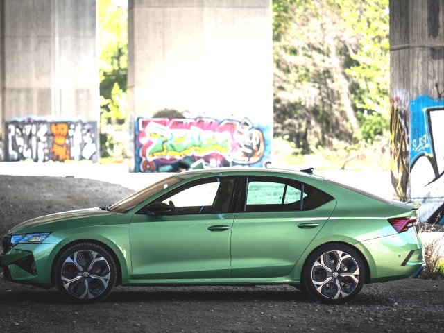 Octavia RS má o 15 mm znížený podvozok a na asfalte ju držia pneumatiky Continental so zvýšenou priľnavosťou.