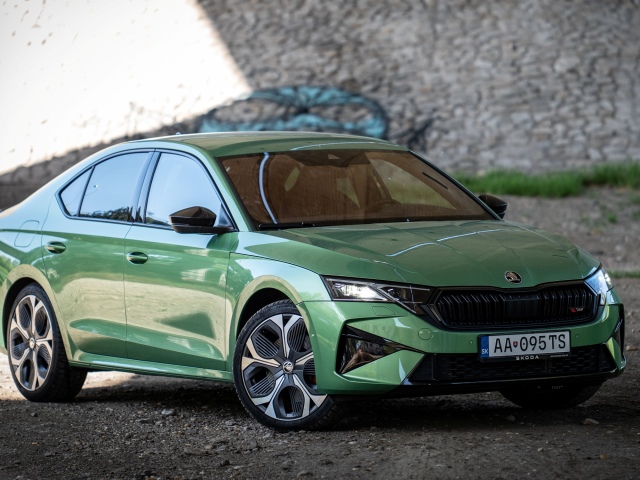 RS preberá po facelifte všetky dizajnové zmeny modernizovanej Octavie. Vzhľad však okorenil povinný tuning v podobe čiernych akcentov či 19-palcových kolies. Technologický vzhľad dotvárajú predné matrixové svetlá.