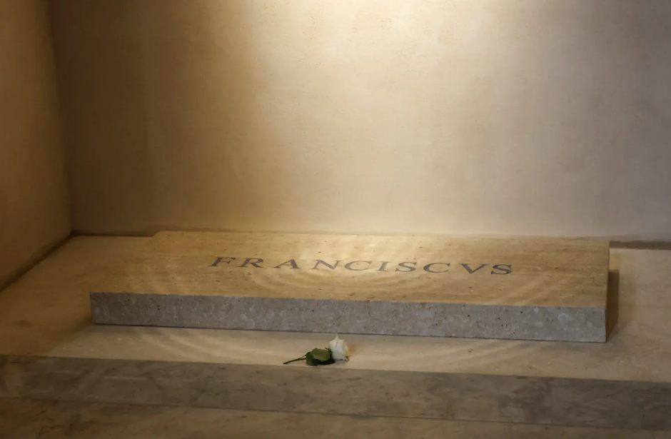 Náhrobok pápeža Františka v bazilike Santa Maria Maggiore.