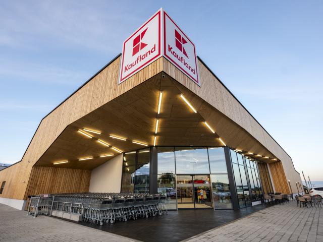 Kaufland v Záhorskej Bystrici. Prvá udržateľná predajňa v Bratislave pozostáva zo 75 % z dreva.