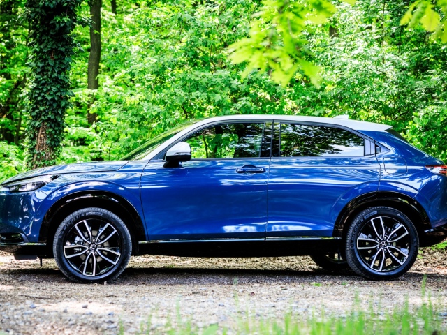HR-V jazdí len na veľkých 18-palcových diskoch. V blatníkoch však pôsobia akosi stratene. Zvláštne proporcie vyplývajú z vysokého pontónu, nízkej kabíny a skosenej zadnej časti. Efekt kupé podporujú maskované kľučky dverí.