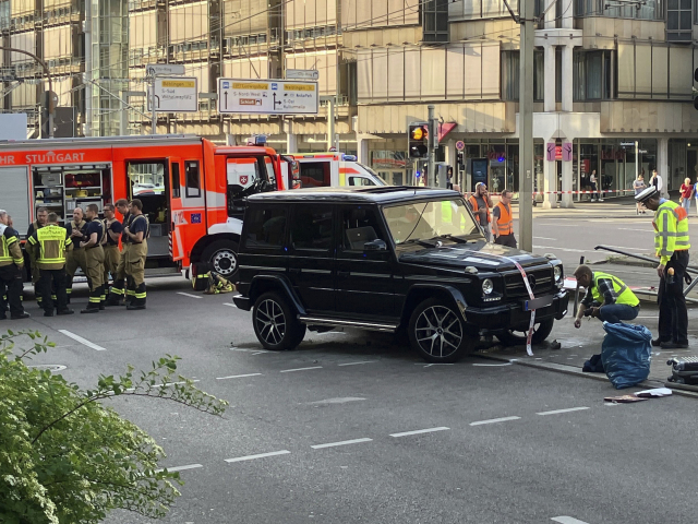 Stuttgart, auto, náraz, dav