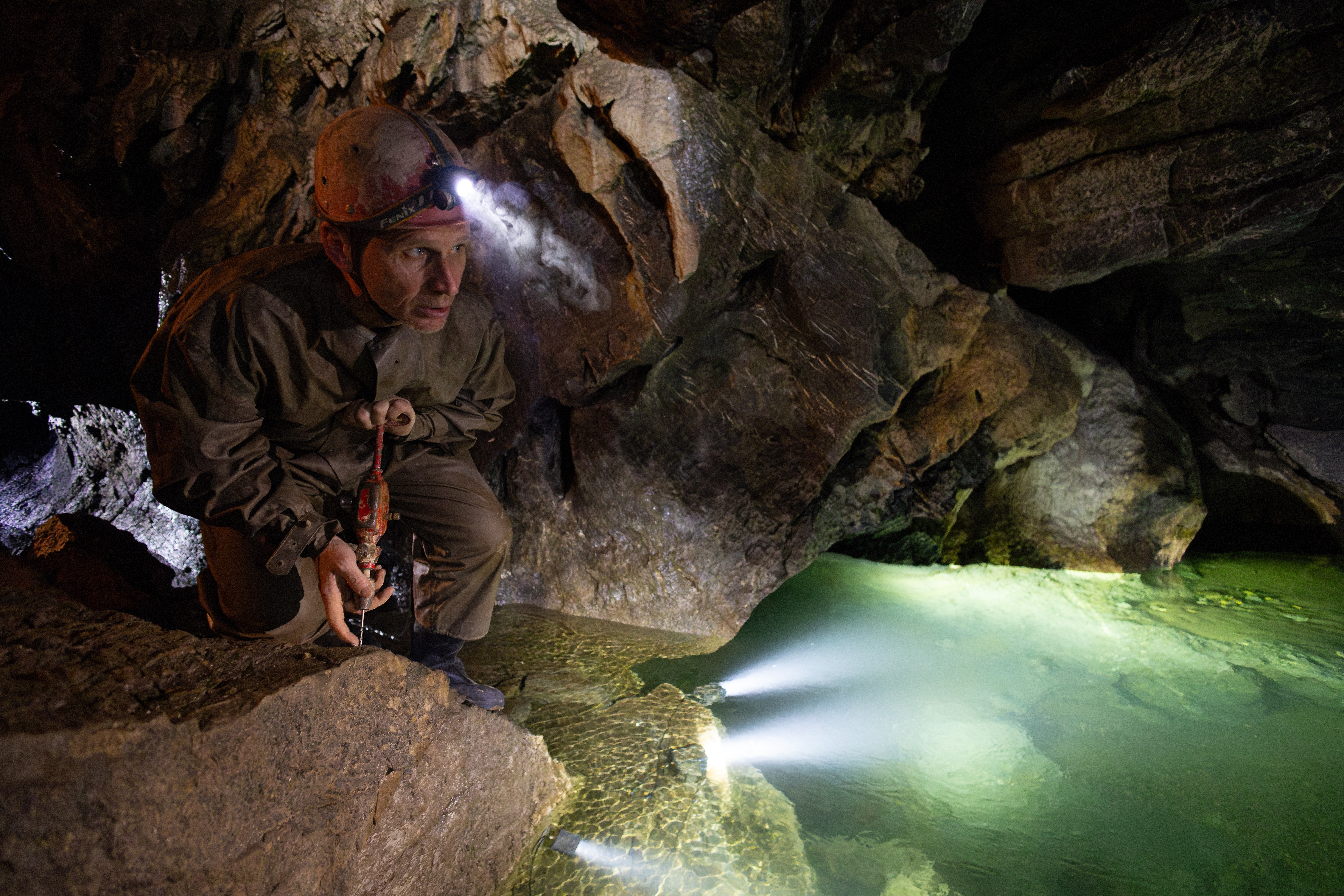 Peter Holúbek, predseda Slovenskej speleologickej spoločnosti, pri zameraní symbolického 50. kilometra Demänovského jaskynného systému.