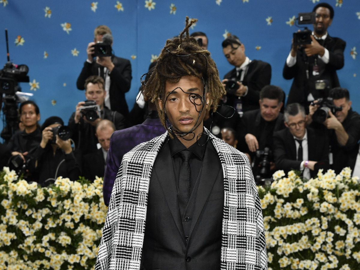 Herec Jaden Smith prišiel v kreácii Louis Vuitton. 