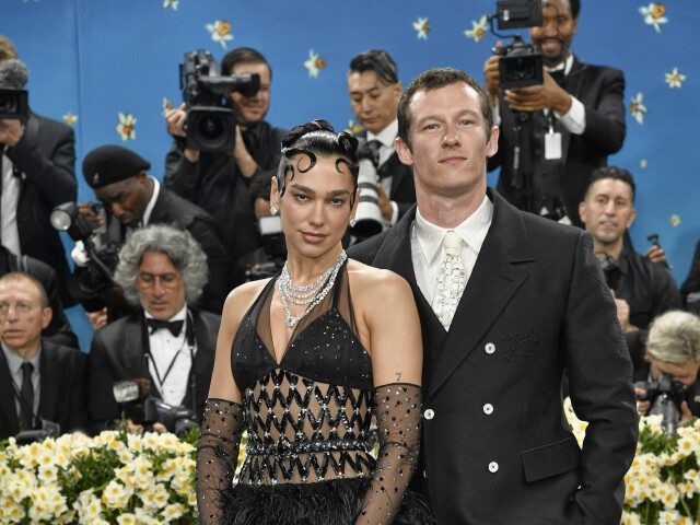 Dua Lipa v kreácii Chanel prišla aj s partnerom Callumom Turnerom