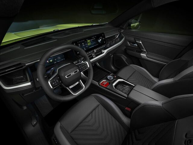 Aj interiér pôsobí omnoho modernejšie. Veď infotainment má uhlopriečku až 16 palcov. No najmä je tu viac miesta. Zadní pasažieri získali až 55 plusových milimetrov na nohy. V kufri zas pribudlo 45 litrov k dobru.